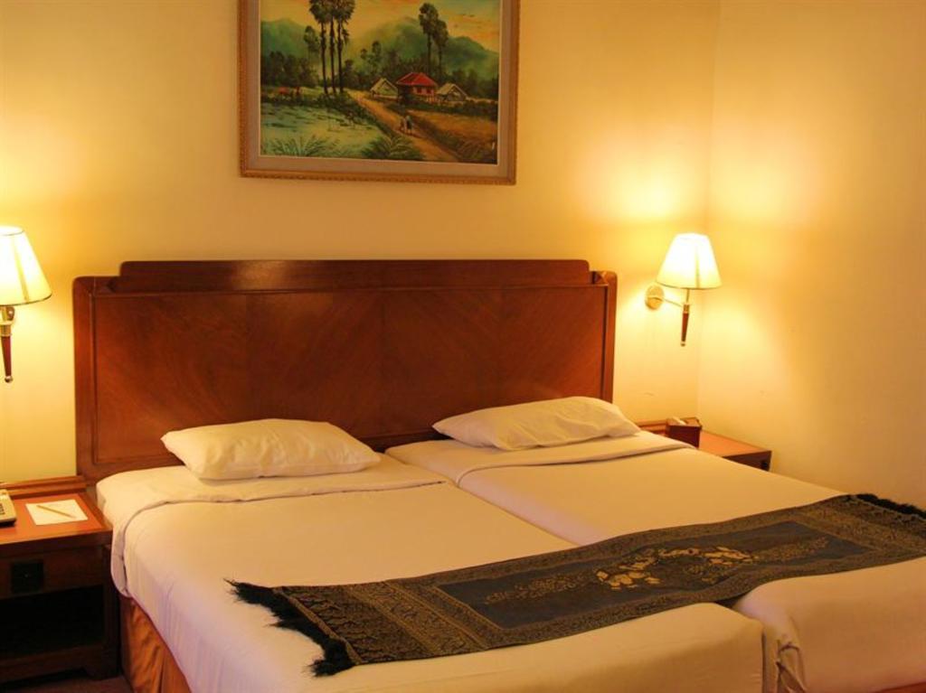 Holiday Villa Hotel City Centre Phnom Penh Habitación foto