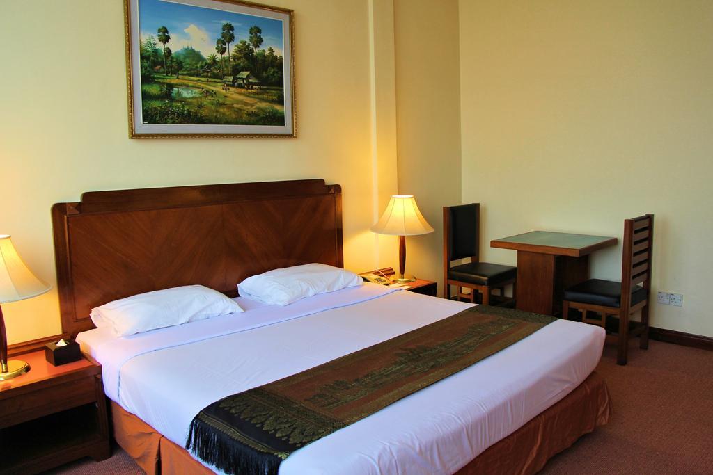 Holiday Villa Hotel City Centre Phnom Penh Habitación foto