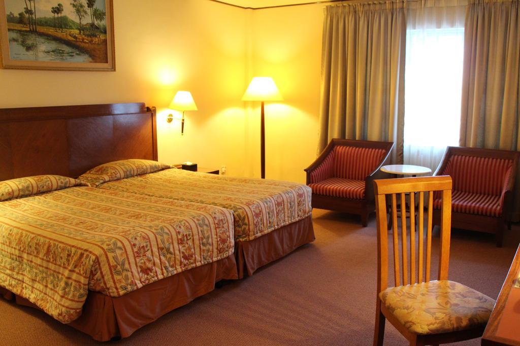 Holiday Villa Hotel City Centre Phnom Penh Habitación foto